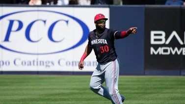 MLB: ¡En busca de un lugar! Carlos Santana conecta su primer gran batazo con su nueva camiseta (+Video)