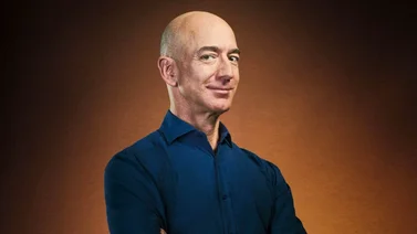 Jeff Bezos lidera nuevamente como el hombre más rico del mundo 