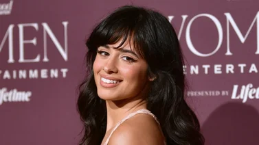 Camila Cabello presume sus picantes curvas en pequeño bikini azul 