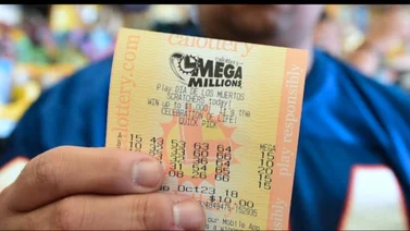 Se vuelve millonario luego de hacer limpieza general en su vehículo 