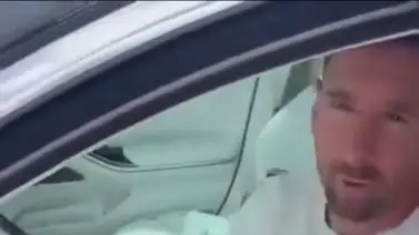 Lionel Messi pone a prueba su paciencia con un fanático (+ Video) Lionel Messi pone a prueba su paciencia con un fanático (+ Video)