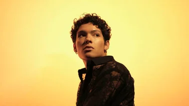 El actor venezolano Omar Rudberg saca su lado más elegante y sensual en la alfombra roja de los Oscar 