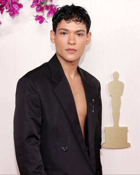 El actor venezolano Omar Rudberg saca su lado más elegante y sensual en la alfombra roja de los Oscar 