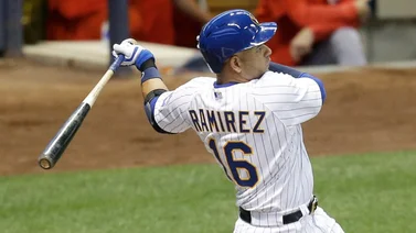 ¿Quiénes son los latinos con 50 o más dobles en una temporada de MLB?