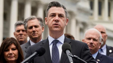 Jim Banks asegura que el presidente Biden “está siendo cómplice de una invasión”