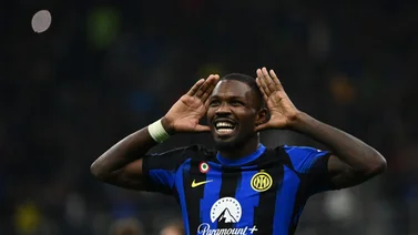 ¡Insólito! Marcus Thuram le da tremendo agarrón allá abajo a Stefan Savic