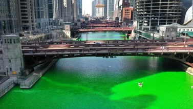 ¿Por qué cambió de color el río de Chicago?