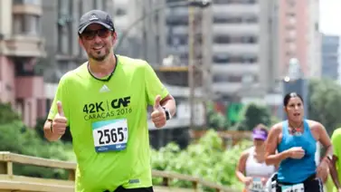 ¡Impactante! Corredor se desploma en medio de un maratón (+Vídeo) ¡Impactante! Corredor se desploma en medio de un maratón (+Vídeo)