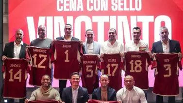 Leyendas vinotinto posan con la nueva camiseta de la selección Leyendas vinotinto posan con la nueva camiseta de la selección