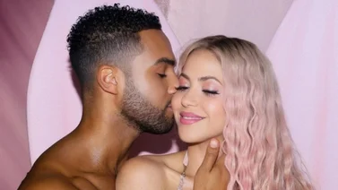 Shakira aúlla como loba entre los brazos del galán Lucien Laviscount: ¿Qué se traen entre manos?