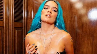 El verano pone a Karol G más “bichota”, posando de rodillas con irreverente bikini (+Foto)