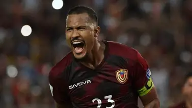 ¡Cerca! Salomón Rondón causa peligro al área de Italia ¡Cerca! Salomón Rondón causa peligro al área de Italia
