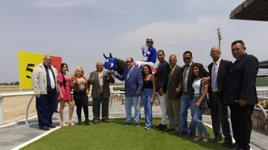 Super Matthias al reverendo galope en el Clásico Hipódromo de Valencia 