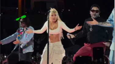 ¡Que chimba de momento! Karol G junto a Servando y Florentino entonando "De sol a sol" en Caracas 