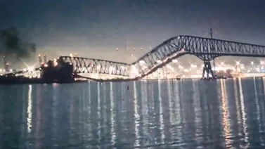 ¡Tragedia! Barco carguero choca con el puente más grande de Baltimore y lo derrumba (+Video)