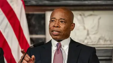 Nueva York comienza a entregar tarjetas prepagadas a los migrantes Nueva York comienza a entregar tarjetas prepagadas a los migrantes