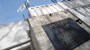 Argentina denuncia “hostigamiento y persecución” en su embajada en Venezuela