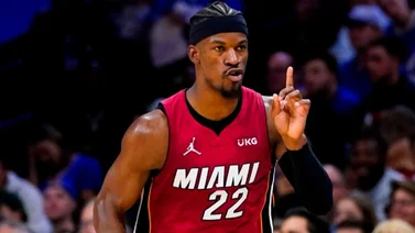 NBA: ¡Reunión de estrellas! Jimmy Butler posa con estas leyendas previo al juego ante Golden State Warriors