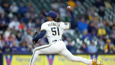 MLB: Así fue la actuación de Freddy Peralta en el Opening Day de los Cerveceros