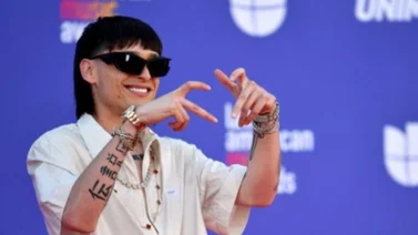 ¿Nuevo amor? Peso Pluma besa en la boca a una famosa reggaetonera (+Video) 