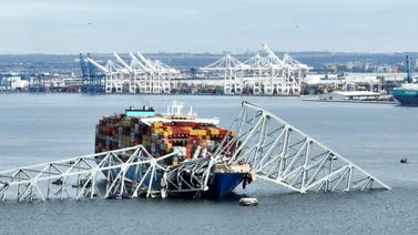 Recogen del agua lo que quedó del puente de Baltimore 