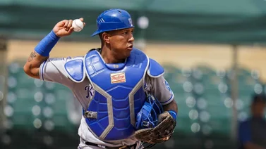 MLB: Salvador Pérez se ve obligado a salir del juego ante Seattle por esta dolorosa razón (+Video)