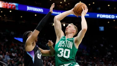 Sam Hauser desató su poder ofensivo con récord en triples y los Celtics extienden su racha ganadora