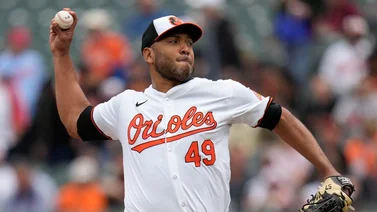 MLB: Venezolano Albert Suárez recetó seis ponches y salió airoso ante Yankees
