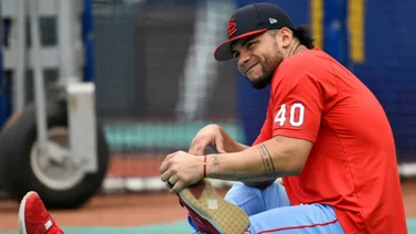 MLB: Willson Contreras comienza a mostrar sus habilidades en la inicial (+video)