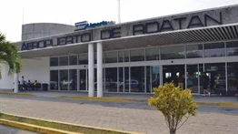 Tragedia en Honduras: Un avión cae al mar tras despegar (+Video)