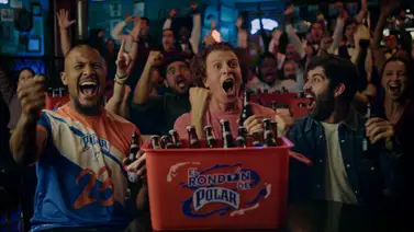 Polar Pilsen celebra un rondón con el gladiador del fútbol venezolano Polar Pilsen celebra un rondón con el gladiador del fútbol venezolano