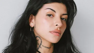 Así dice “Con Otra”, el tema que Cazzu le habría dedicado a Ángela Aguilar