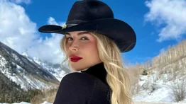 Esposa de Luis Fonsi calienta las redes con un bikini rojo