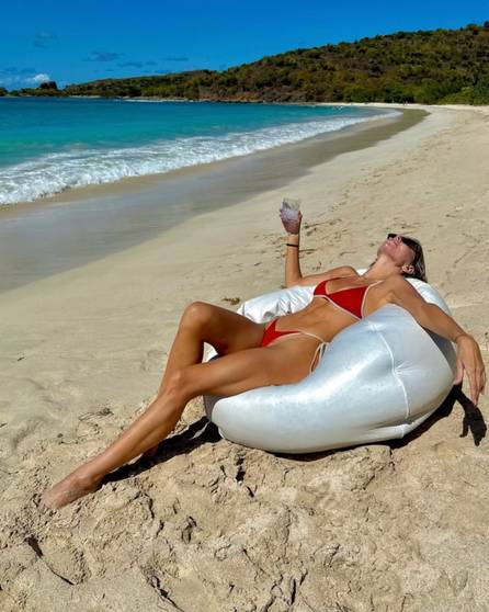 Esposa de Luis Fonsi calienta las redes con un bikini rojo