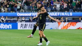 Santiago Giménez y Raúl Jiménez intercambian elogias tras victoria del Tri