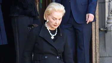 Salen a luz las primeras imágenes de Carolina Herrera en el funeral de su esposo 
