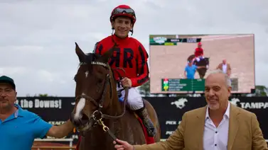 Mira como el jinete venezolano Junior Alvarado podría ganar una carrera de 1 millón de dólares Mira como el jinete venezolano Junior Alvarado podría ganar una carrera de 1 millón de dólares
