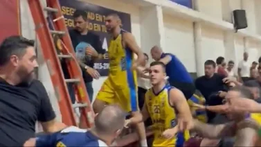 ¡Jugadores contra fanáticos! Impactante pelea en el baloncesto uruguayo  (+Video)