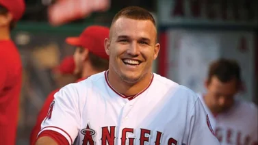 MLB: Mike Trout quiere empezar la campaña con todo y mira como se vuela la barda (+video)