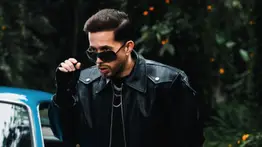 El reggaetonero De La Ghetto emprende un fascinante viaje en 'Loco'