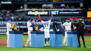 MLB: Anthony Santander y Andrés Giménez recibieron Bate de Plata y Guante de Oro en el Opening Day en su debut con los Toronto (+Foto)
