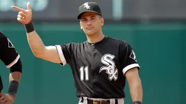 Omar Vizquel la saca de jonrón como modelo (+Video) Omar Vizquel la saca de jonrón como modelo (+Video)