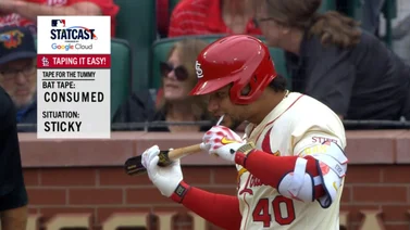 MLB: Willson Contreras protagoniza un peculiar momento con su bate (+Video)