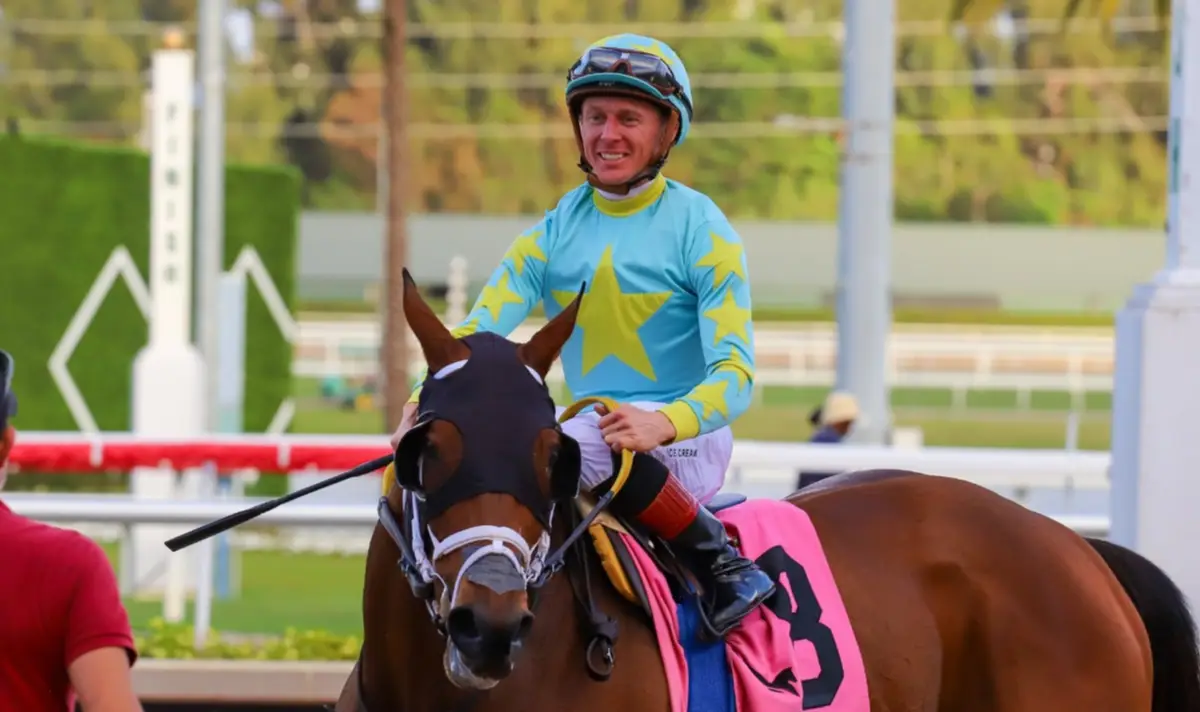 Dylan Davis logra su primera victoria tras superar una grave lesión