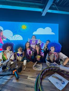 Éxito total en la firma de autógrafos de Alma el Musical y las Payasitas Nifu Nifa