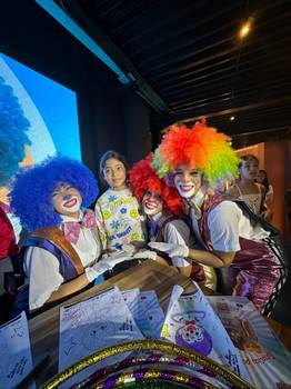 Éxito total en la firma de autógrafos de Alma el Musical y las Payasitas Nifu Nifa