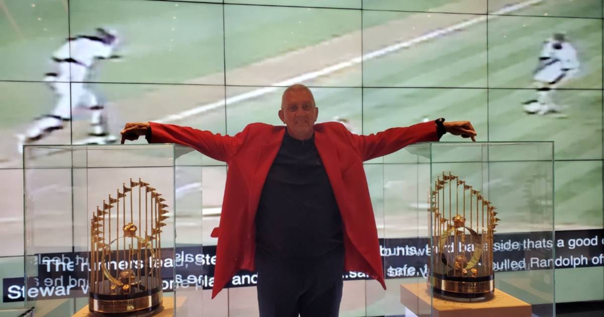 Eugenio Suárez Recibe Premio Luis Aparicio de la Mano de David Concepción