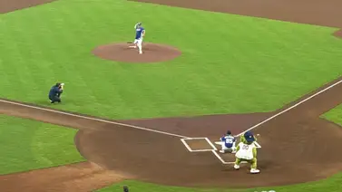 Un lanzamiento con aroma a campeonato: el homenaje de los Astros a Omar López Un lanzamiento con aroma a campeonato: el homenaje de los Astros a Omar López