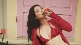 Jennie de Blackpink muestra su cinturita en bikini para una nueva campaña