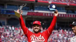 De leyenda a leyenda: Eugenio Suárez recibe el Premio Luis Aparicio de manos de un ídolo